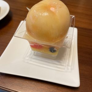贅沢な桃🍑丸ごと1個使ったケーキ🍰とても美味しかったです🤤